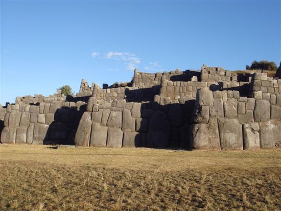 ruinen auf den hügeln cuscos - saqusaywaman. unglaublich, die massiven verarbeiteten steinblöcke.