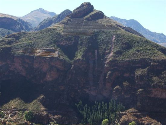 pisac thront dem himmel nahe über dem tal.
