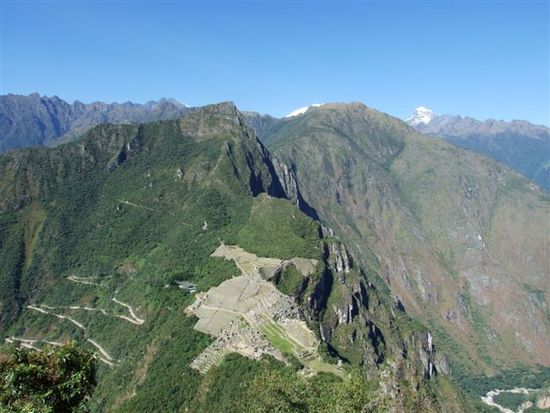 blick vom waynapichu auf mp nach fies steilen inka treppen.