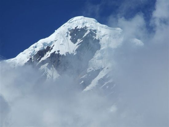 durch den nebel erscheint der über 6000 meter hohe vulkan sacantay wie von einem anderen planeten.