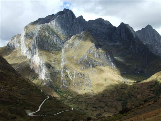 die bergstrasse kurvt sich hoch.