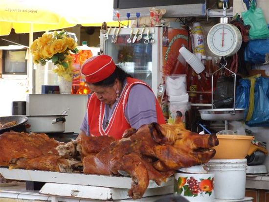 chancho vom feinsten, die schweine werden übrigens meistens mit einer art madmax-flamenwerfer geröstet...grosse grills kennen sie hier nicht...
