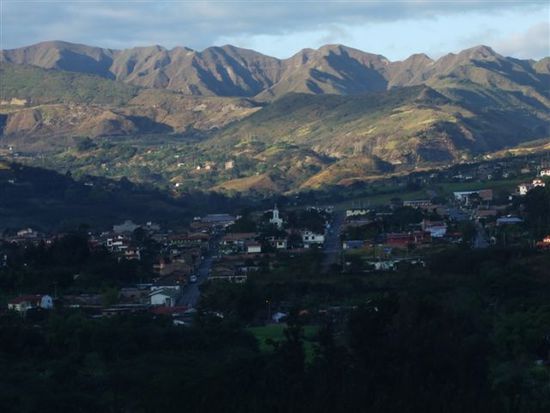 blick auf vilcabamba inklusive ufo-landeplatz.