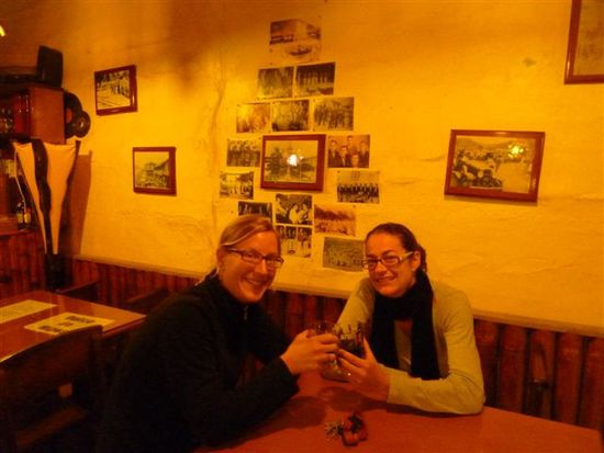 absacker in der wortwörtlich schrägen tangobar.