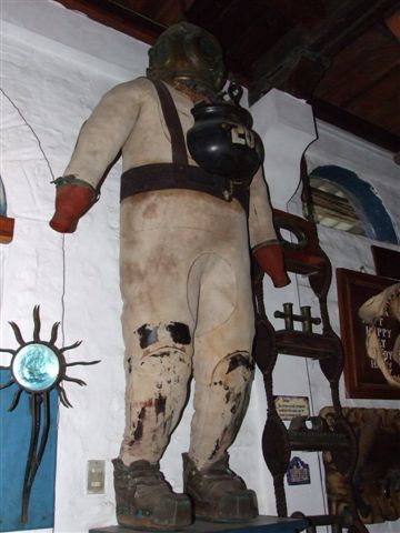 das museum lebt von unglaublichen ausstellungsteilen, hier ein originaler tauchanzug von ano dazumals...ein chapeau für den, der alles abstauben muss...
