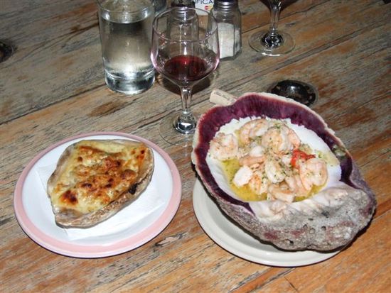 wir gönnen uns auf der terrasse ein edles diner, hier ceviche de camarones und ostiones gebacken.