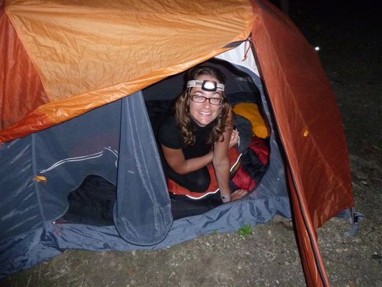 iris auf dem weg zur ersten nacht im zelt.