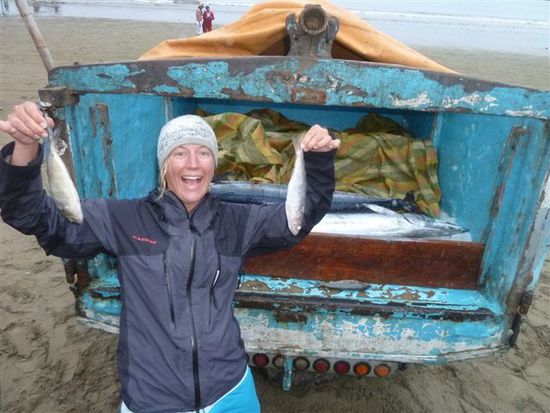 anke beim fischkauf, die grossen teile (50 kg) lassen wir auf dem camion.