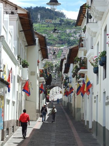 letzte stunden von iris in quito mit langsamen schritten durch die stadt.
