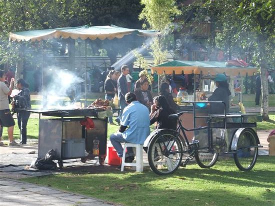 sonntagsleben immer draussen - eine der vielen belebten plazas von quito
