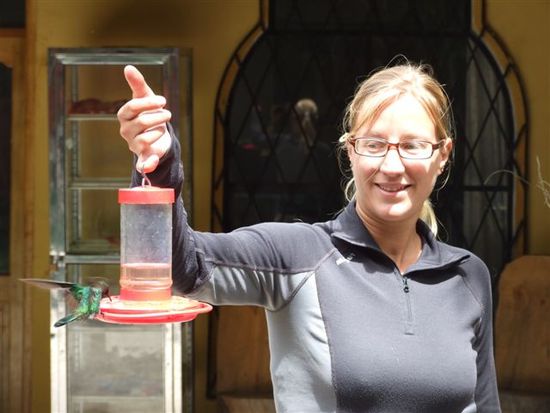 anke beim kolibrifüttern in der hosteria gilocarmen in saquisili.