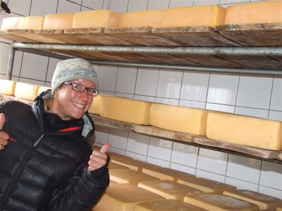 ich kann es kaum glauben... frischer guter käse nach schweizer tradition... schmecken sie auch wie sie aussehen?