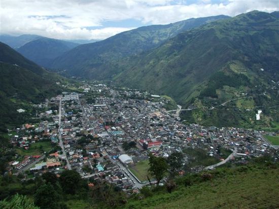 banos unterhalb vom aktiven vulkan tungurahua - das dorf ist ständig auf gefahrenzone gelb.