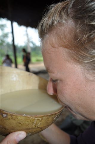 hmmmm...claudia geniesst die herrliche chicha.