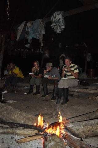 10'000 jahre zurück, erstes abendessen bei den shiwiar.