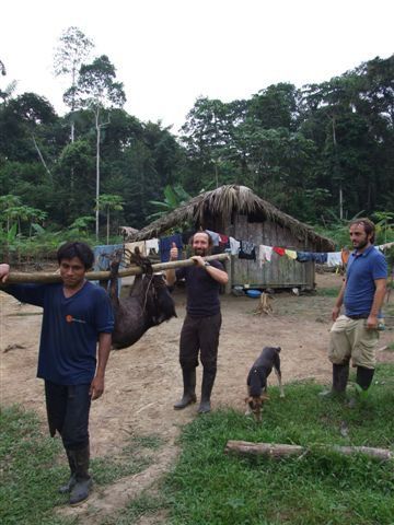 die letzten meter ins dorf dürfen auch mal die gringos ran. im hintergrund olmedos haus mit grundstück.