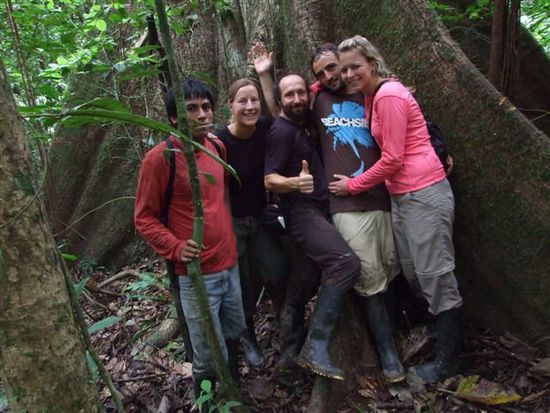 die fünf (olmedo, anke, schetty, marco und claudia) vor dem riesigen rituellen baum, ca. 12 durchmesser, 60 meter hoch und unzählige jahrzehnte alt.