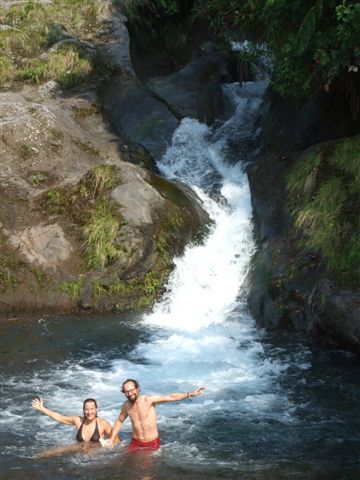 wir baden aber lieber am kleinen wasserfall vom vulkan reventador.