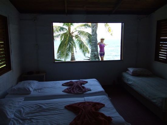 unser schlafzimmer mit ausblick und meerrauschen, die dame war abends dann auch drin.