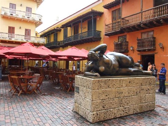 boteros spuren auf der plaza de santo domingo.