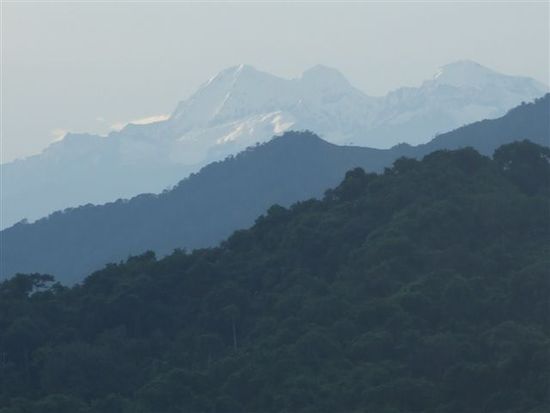 die sierra nevada (5700 m) leuchtet frühmorgens vom heiligen stein am strand.