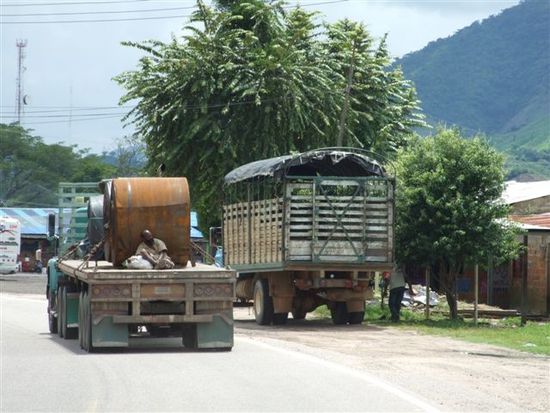 die trucks transportieren alles über die schmalle hauptstrasse.