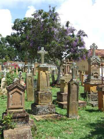 der alte friedhof erzählt von kolonialzeiten und revolutionen.