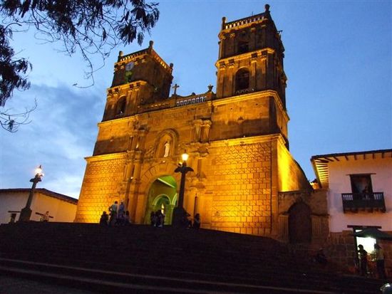 catedral de barichara en la noche.