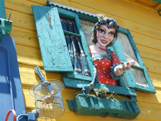 la boca überrascht mit viel farbe und lustigen details