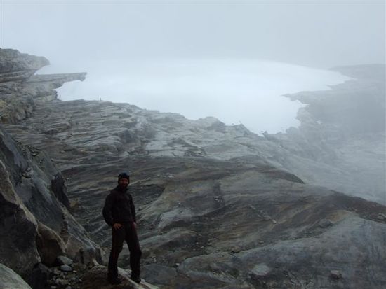 wanderung zum ritacurbo blanco (5300 meter), hier kurz vor dem gletscher auf knapp 5000 metros.