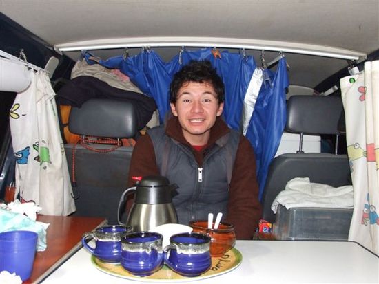 guillermo von der hosteria la esperanza lädt zu agua panela und kuchen ein. dinner zu dritt im bus.