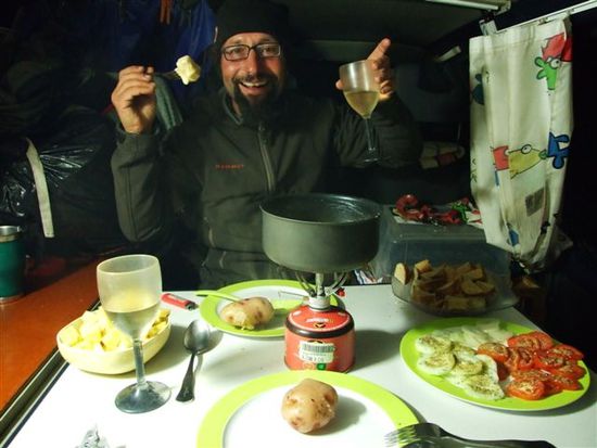 ernste vorbereitungen für unseren zweitäger, vitamine und kraft dank käsefondue und weisswein.