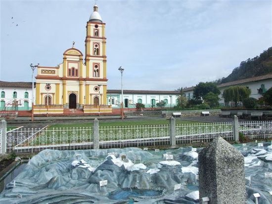 monsterkirche im schmucken cocuy, das gipspanorama der sierra nevada de cocuy funktioniert unrealistischerweise ohne nebelmaschine.