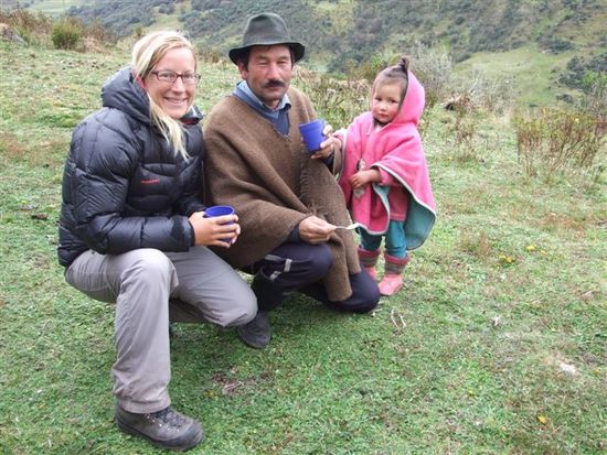 anke mit alejandro im traditionellen ruana (poncho) und jenny der flinken tochter mit den sonnengegerbten backen...diese familie lebt ohne strom auf über 4000 meter.