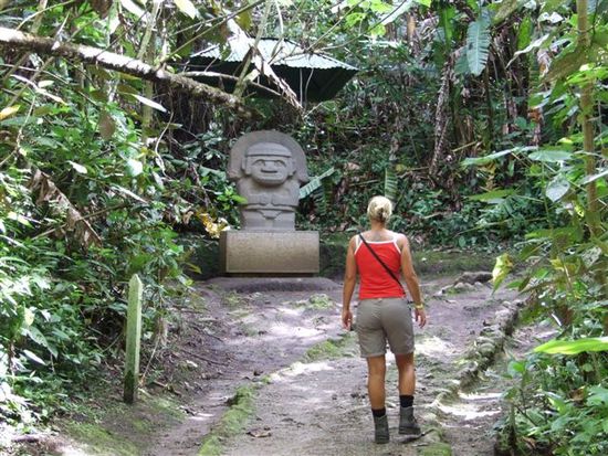 anke im skulpturenwald.