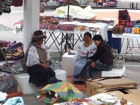 markt von otavalo - wunderschoene trachten sind hier pflicht.