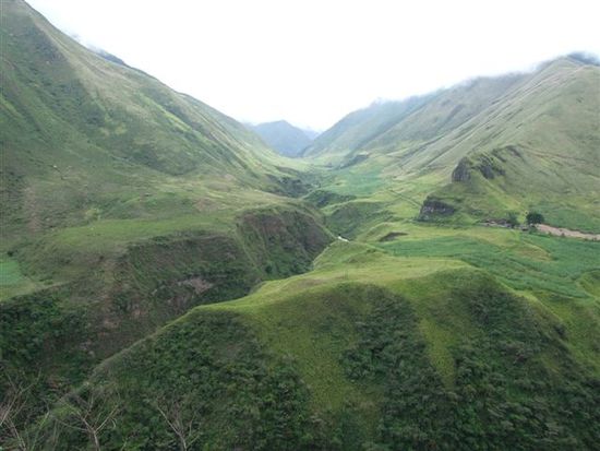 ab an die küste - die strasse neigt sich 2800 höhenmeter ins tal bis zum meerespiegel.