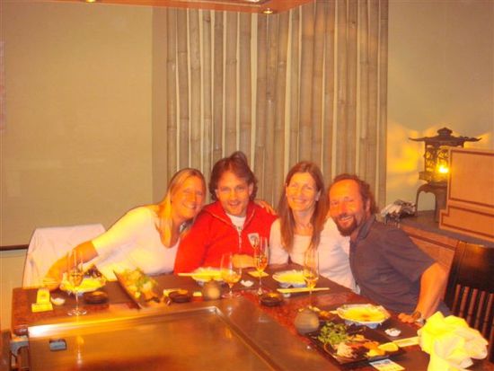 flottes diner mit reto und roswitha im myoko...nein wir haben keine gelbsucht, das ist die beleuchtung.