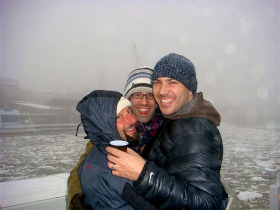 heisser glühwein..schon wieder...auf der fähre in der gefrorenen hamburger elbe - zusammen mit mark und tommy.