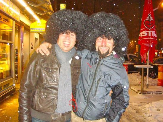auf der reeperbahn morgens um halb zwei valderamas in schwarz.