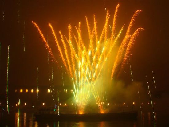 das glitzernde feuerwerk verspricht ein farbiges 2011!