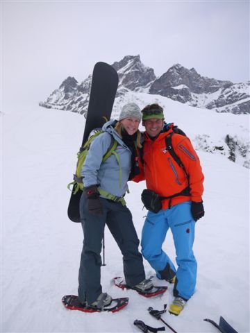 aufstieg mit the machine eddy - wir waren mit den schneeschuhen und dem board auf dem rücken natürlich auch handicapiert...