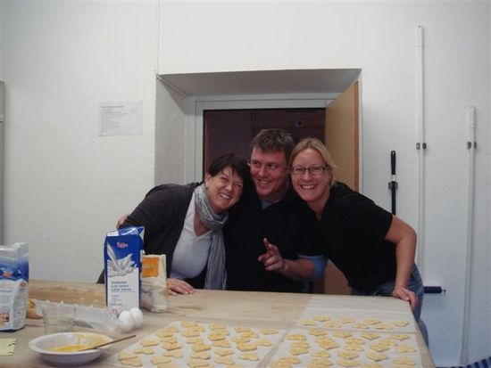support aus der innerschweiz beim käseherzle backen.
