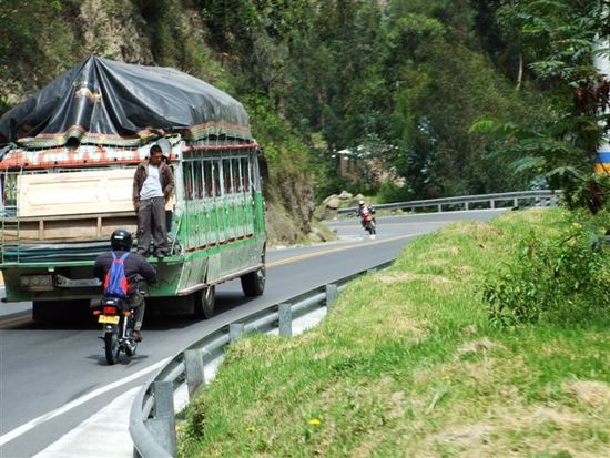 auf dem weg nach colombia, bussurfer in action...übrigens hat er die hände im hosensack, also einer der harten sorte...
