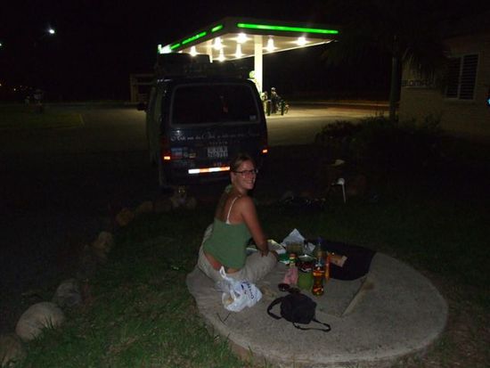 dunkel aber wahr...tankstellenübernachtung mit pic nic vor cali.