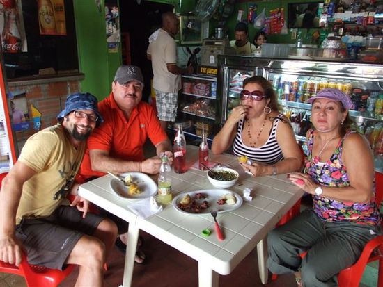 almuerzo auf dem weg nach buenaventura - kilometro 18.