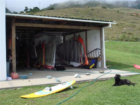 surfstation mit 20 hunden.