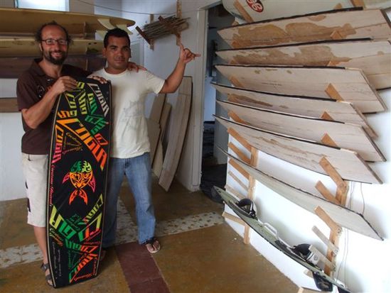 bei harolds kleiner familiären kiteboardfabrik - alles handmade.