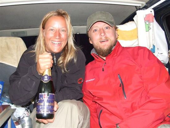 erfolgreicher kitetag u. 14 monate reisen... wenn das nicht ein grund zum feiern ist ... busapero mit adrian.