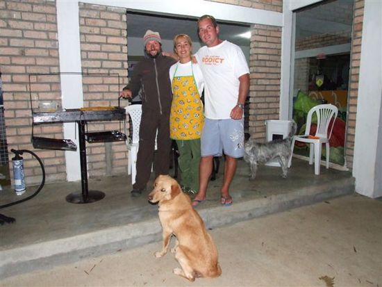 asado mit monica und jean-paul in ihrer kite/windsurfschule.